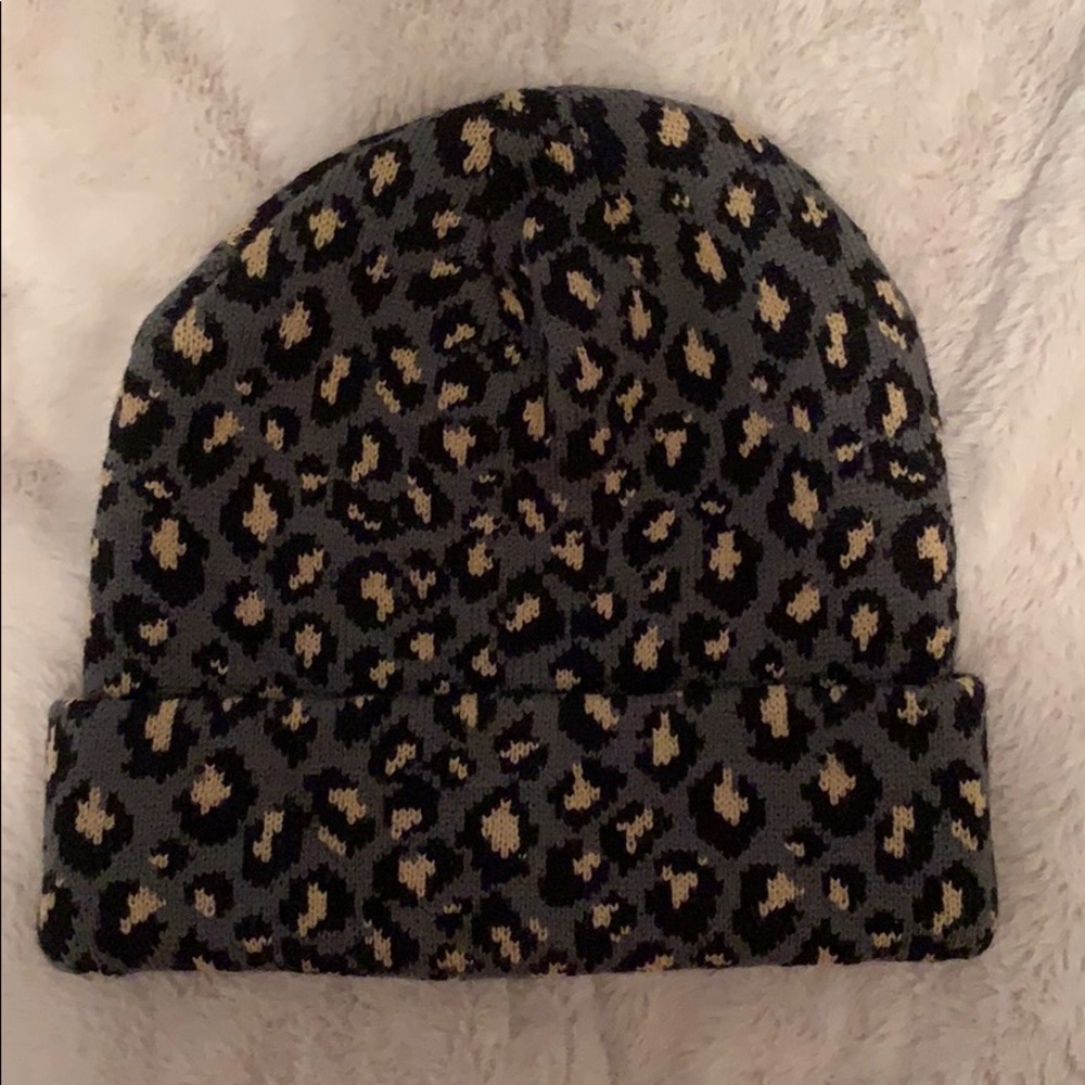 GRAY LEOPARD WINTER HAT/BEANIE